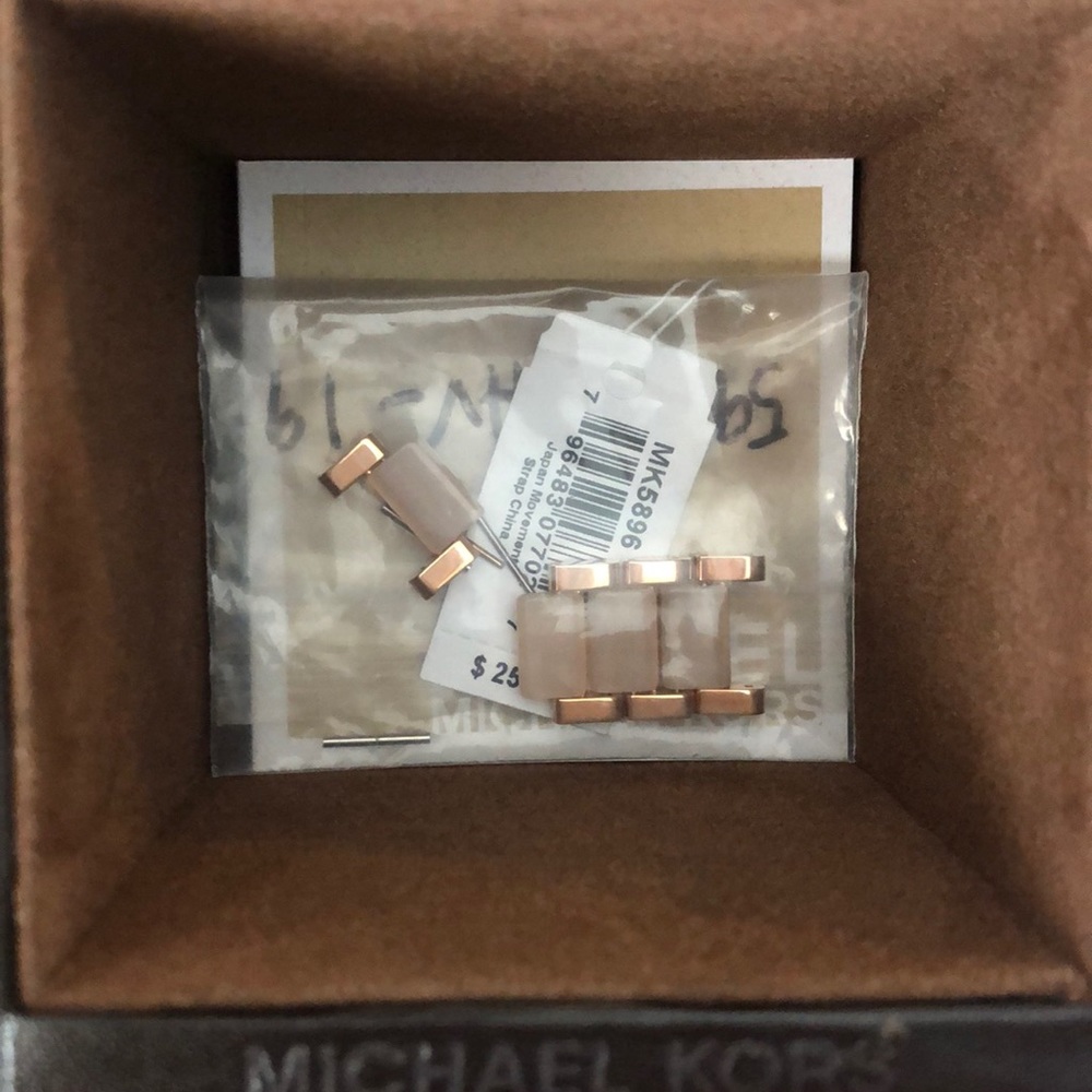 MICHAEL KORS ROSE GOLD WATCH - Picture 4 of 5